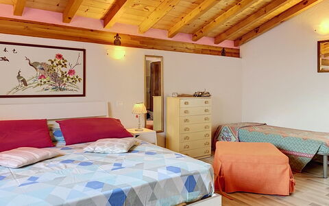 Baita Melissa: Meubilair, Bed, Interieur Ontwerp, Slaapkamer, Laken, Verdieping, Bedding, Hout, Flooring, Linens