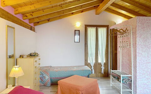 Baita Melissa: Interieur Ontwerp, Meubilair, Flooring, Verdieping, Muur, Hout, Slaapkamer, Plafond, Kamer, Bed