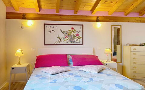 Baita Melissa: Meubilair, Bed, Interieur Ontwerp, Slaapkamer, Laken, Verdieping, Plafond, Linens, Flooring, Kamer