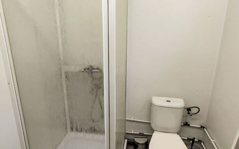 Trebon 1: Verdieping, Flooring, Badkamer, Wc Bril, Loodgieterswerkinrichting, Toilet, Kamer, Loodgieter, Tegel