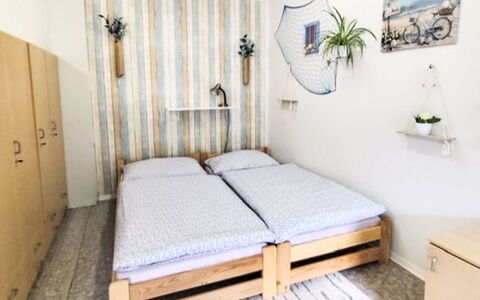 Trebon 1: Meubilair, Interieur Ontwerp, Slaapkamer, Hout, Bed, Verdieping, Flooring, Linens, Textiel, Bedding