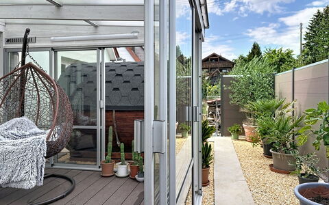 Bionestlein Premium-Appartment mit Sauna: Bloempot, Meubilair, Stoel, Glas, Buitenmeubels, Kamerplant, Schaduw, Tuin, Ijzer, Metaal