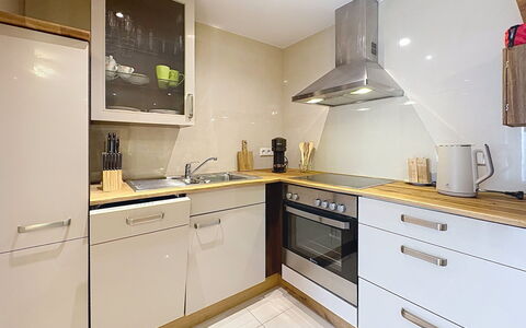 Bionestlein Premium-Appartment mit Sauna: Countertop, Keuken, Toestel Van De Keuken, Flooring, Interieur Ontwerp, Cabinetry, Major Appliance, Hout, Meubilair, Verdieping