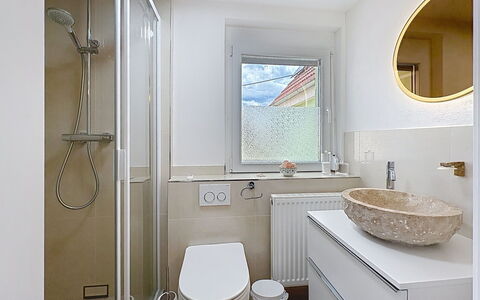 Bionestlein Premium-Appartment mit Sauna: Badkamer, Loodgieterswerkinrichting, Interieur Ontwerp, Flooring, Muur, Verdieping, Wastafel In De Badkamer, Wastafel, Spiegel, Toilet