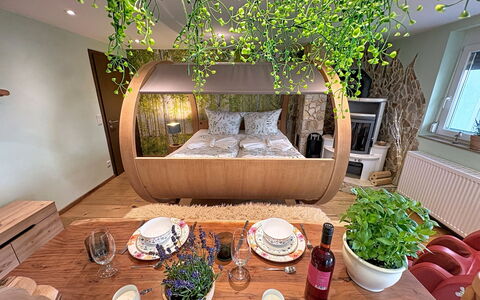 Bionestlein Premium-Appartment mit Sauna: Interieur Ontwerp, Hout, Meubilair, Verlichting, Flooring, Verdieping, Huis, Slaapkamer, Kamer, Bed