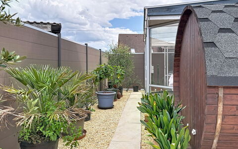 Bionestlein Premium-Appartment mit Sauna: Bloempot, Tuin, Kamerplant, Backyard, Landscaping, Werf, Schaduw, Binnenplaats, Outdoor Structuur
