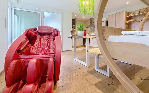 Bionestlein Premium-Appartment mit Sauna: Interieur Ontwerp, Meubilair, Flooring, Verdieping, Verlichting, Plafond, Kamer, Comfort, Stoel, Woonkamer