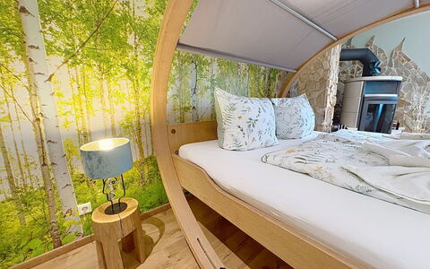 Bionestlein Premium-Appartment mit Sauna: Interieur Ontwerp, Meubilair, Slaapkamer, Bed, Bedding, Hoofdkussen, Kamer, Linens, Laken, Kussen