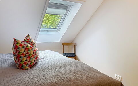 Chrischi: Hout, Interieur Ontwerp, Slaapkamer, Plafond, Verdieping, Bed, Linens, Flooring, Huis, Zolder