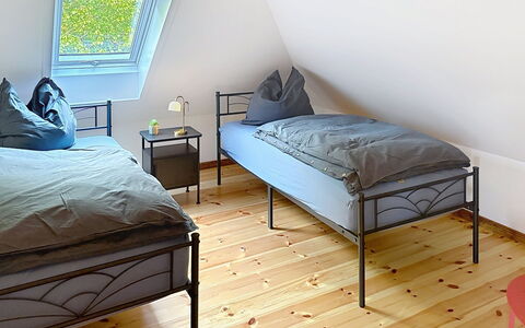 Chrischi: Meubilair, Hout, Flooring, Verdieping, Interieur Ontwerp, Slaapkamer, Houten Vloer, Bed, Beits, Hardwood