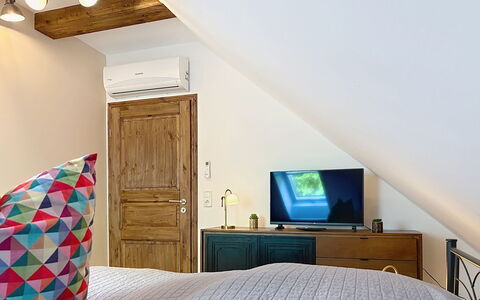 Chrischi: Meubilair, Interieur Ontwerp, Muur, Bed, Flooring, Verdieping, Kamer, Hout, Slaapkamer, Plafond