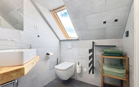 Chrischi: Flooring, Verdieping, Loodgieterswerkinrichting, Plafond, Tegel, Wastafel, Zolder, Loodgieter, Kraan, Badkamer