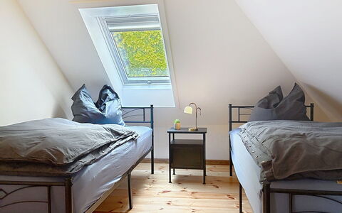 Chrischi: Meubilair, Slaapkamer, Flooring, Verdieping, Hout, Bed, Interieur Ontwerp, Houten Vloer, Bedding, Laken
