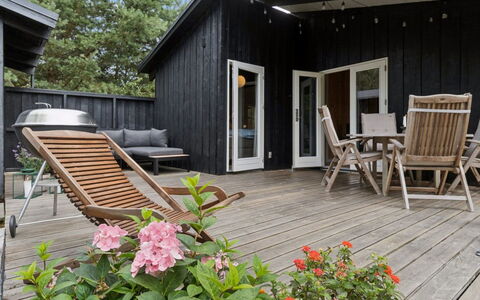 Erich - 500M from the Sea: Hout, Houten Vloer, Hardwood, Buitenmeubels, Meubilair, Plank, Veranda, Dek, Beits, Deur