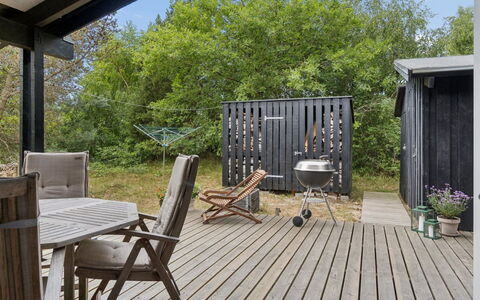 Erich - 500M from the Sea: Hout, Meubilair, Buitenmeubels, Veranda, Dek, Stoel, Buitentafel, Hardwood, Deur, Backyard