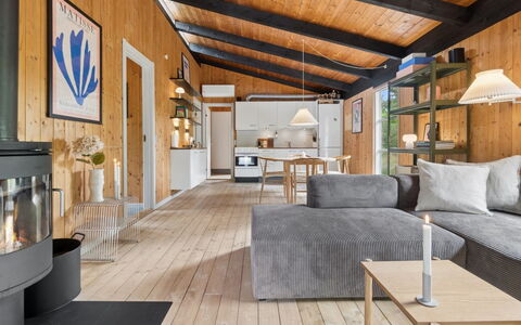 Erich - 500M from the Sea: Meubilair, Hout, Interieur Ontwerp, Flooring, Plafond, Bankstel, Verdieping, Woonkamer, Huis, Keuken En Eettafel