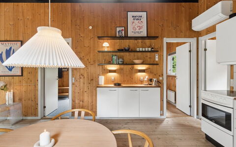 Erich - 500M from the Sea: Interieur Ontwerp, Hout, Lichte Inrichting, Meubilair, Plafond, Flooring, Keuken, Verdieping, Verlichting, Keuken En Eettafel