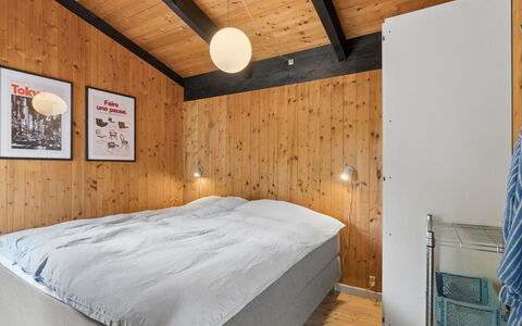 Erich - 500M from the Sea: Hout, Plafond, Slaapkamer, Interieur Ontwerp, Bed, Bed Frame, Hardwood, Bedding, Beits, Blokhut
