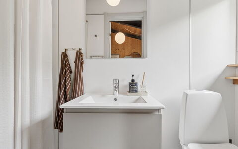 Erich - 500M from the Sea: Wastafel In De Badkamer, Interieur Ontwerp, Flooring, Muur, Wastafel, Loodgieterswerkinrichting, Verdieping, Hout, Badkamerkast, Badkamer