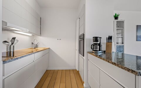 Svane - 70M from the Sea: Keuken, Countertop, Toestel Van De Keuken, Flooring, Interieur Ontwerp, Cabinetry, Major Appliance, Hout, Verdieping, Huishoudapparatuur