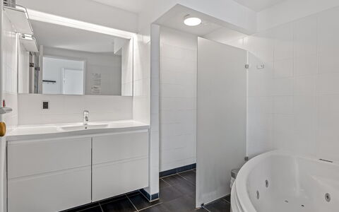 Svane - 70M from the Sea: Flooring, Verdieping, Interieur Ontwerp, Loodgieterswerkinrichting, Plafond, Badkamer, Loodgieter, Kraan, Badkamerkast, Wastafel