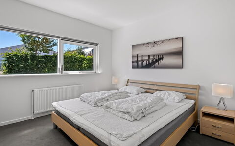 Svane - 70M from the Sea: Slaapkamer, Bed, Interieur Ontwerp, Kamer, Bedding, Laken, Flooring, Verdieping, Plafond, Bed Frame