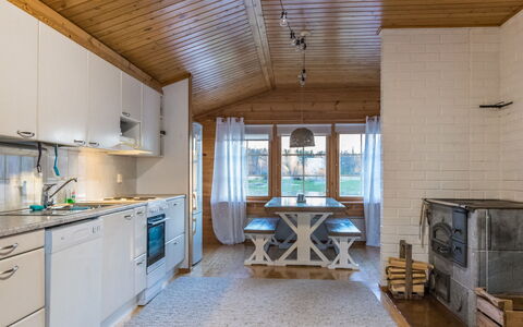 Villa Kettu: Hout, Plafond, Interieur Ontwerp, Meubilair, Huis, Keuken, Kamer, Verdieping, Lichte Inrichting, Countertop