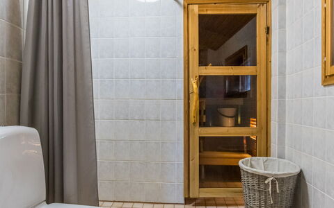 Villa Kettu: Flooring, Verdieping, Hout, Interieur Ontwerp, Loodgieterswerkinrichting, Kamer, Badkamer, Tegel, Loodgieter, Samengesteld Materiaal