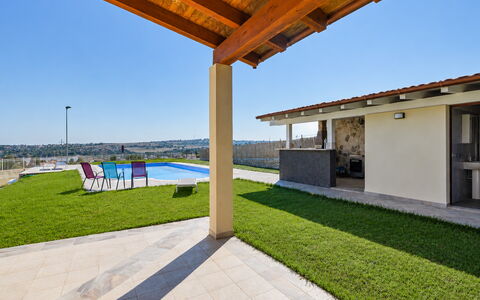 Villa Sara: Flooring, Schaduw, Landgoed, Toevlucht, Villa, Outdoor Structuur, Zwembad, Binnenplaats, Daylighting, Tegel