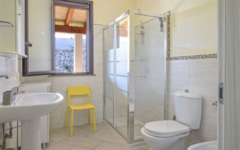 Villa Sara: Flooring, Loodgieterswerkinrichting, Interieur Ontwerp, Verdieping, Badkamer, Loodgieter, Wastafel, Kamer, Wastafel In De Badkamer, Plafond