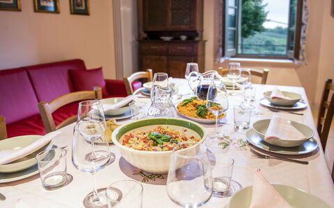 Casa Elia 6: Voedsel, Tableware, Meubilair, Tafel, Dishware, Serveware, Bord, Drinkware, Keuken En Eettafel, Stoel