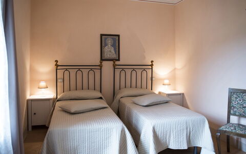 Casa Elia 6: Meubilair, Bed, Slaapkamer, Muur, Interieur Ontwerp, Laken, Bedding, Hout, Verdieping, Flooring
