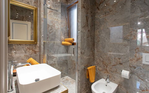 Belvedere Guastella B 4: Interieur Ontwerp, Flooring, Verdieping, Loodgieterswerkinrichting, Kraan, Wastafel, Badkamer, Loodgieter, Tegel, Spiegel
