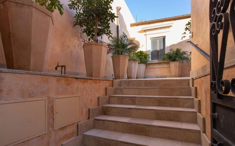Belvedere Guastella B 4: Bloempot, Trap, Kamerplant, Binnenplaats, Balkon, Leuning, Flagstone, Hacienda