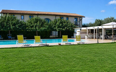 Casa Dafne: Zwembad, Schaduw, Landgoed, Toevlucht, Gazon, Hacienda, Tuin, Landscaping, Werf, Villa