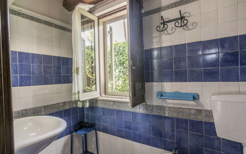 Casa Dafne: Flooring, Loodgieterswerkinrichting, Verdieping, Interieur Ontwerp, Tegel, Kraan, Badkamer, Loodgieter, Wastafel, Wastafel In De Badkamer