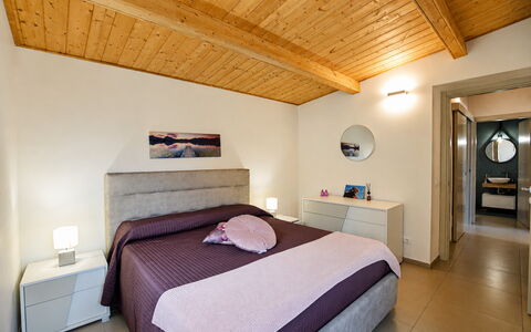 La Dimora di Diana: Bed, Meubilair, Interieur Ontwerp, Slaapkamer, Flooring, Verdieping, Hout, Kamer, Plafond, Laken