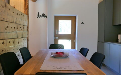 Nido delle Alpi: Meubilair, Flooring, Interieur Ontwerp, Hout, Verdieping, Tafel, Plafond, Stoel, Keuken En Eettafel, Eetkamer