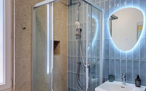 Casa Yakamos: Loodgieterswerkinrichting, Muur, Badkamer, Interieur Ontwerp, Flooring, Verdieping, Loodgieter, Spiegel, Wastafel In De Badkamer, Verlichting