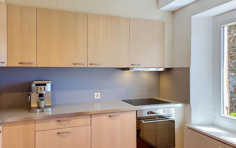 Casa Yakamos: Keuken, Toestel Van De Keuken, Countertop, Cabinetry, Major Appliance, Meubilair, Hout, Interieur Ontwerp, Flooring, Gootsteen