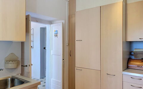 Casa Yakamos: Cabinetry, Meubilair, Countertop, Hout, Toestel Van De Keuken, Flooring, Keuken, Interieur Ontwerp, Kast, Verdieping