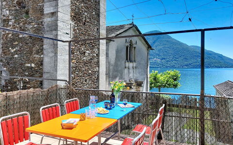Casa Yakamos: Meubilair, Stoel, Buitenmeubels, Buitentafel, Balkon, Keuken En Eettafel, Bloempot, Kamerplant, Schaduw, Restaurant
