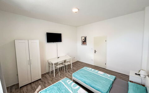 Work & Stay Oberhausen Links: Verdieping, Slaapkamer, Flooring, Interieur Ontwerp, Bed, Meubilair, Kamer, Laken, Appartement, Bed Frame