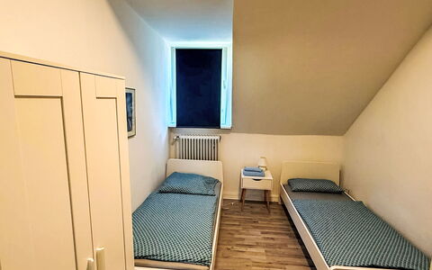 Work & Stay Oberhausen Links: Slaapkamer, Verdieping, Flooring, Bed, Meubilair, Interieur Ontwerp, Laken, Bedding, Kamer, Bed Frame
