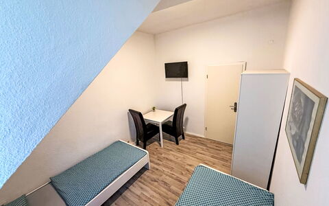 Work & Stay Oberhausen Links: Slaapkamer, Verdieping, Meubilair, Bed, Kamer, Bed Frame, Appartement, Laken, Bedding, Herberg