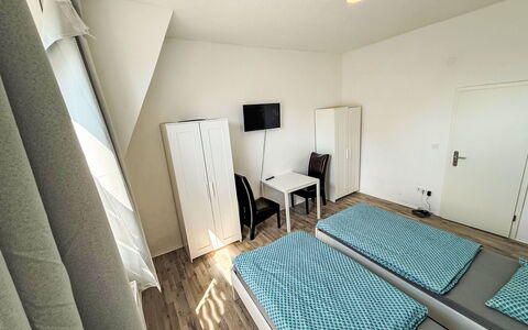 Work & Stay Oberhausen Links: Slaapkamer, Appartement, Bed, Bedding, Bed Frame, Laken, Fiets, Matras