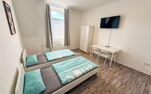 Work & Stay Oberhausen Links: Verdieping, Flooring, Appartement, Slaapkamer, Houten Vloer, Hardwood, Bed Frame, Bed, Bedding, Laken