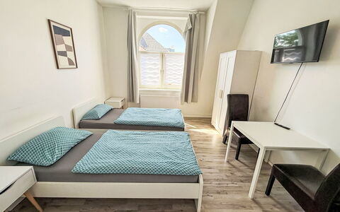 Work & Stay Oberhausen Links: Slaapkamer, Verdieping, Interieur Ontwerp, Bed, Flooring, Bedding, Laken, Bed Frame, Kamer, Appartement