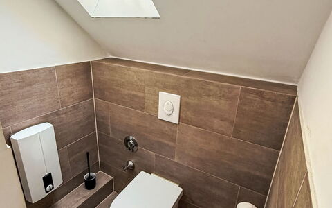 Work & Stay Oberhausen Links: Flooring, Verdieping, Wc Bril, Toilet, Loodgieterswerkinrichting, Badkamer, Interieur Ontwerp, Loodgieter, Tegel