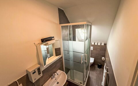 Work & Stay Oberhausen Links: Verdieping, Flooring, Interieur Ontwerp, Hout, Kamer, Slaapkamer, Plafond, Bed, Meubilair, Verlichting